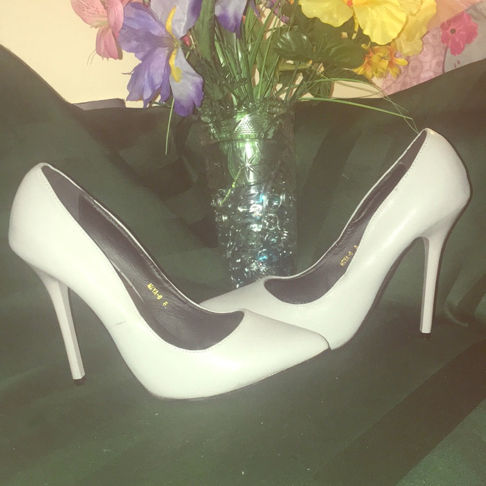 Pointed-toe pumps